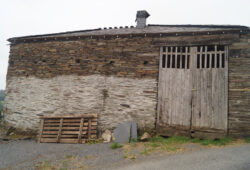 Casa de piedra, Coeses