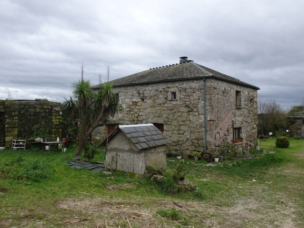 Casa de piedra, Rubiás – A Vila