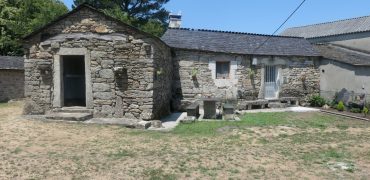 Casa de piedra pareada, Santa Locadia-Parga