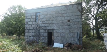 Casa de piedra con parcela edificable, A Revolta – Castroverde