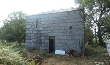 Casa de piedra con parcela edificable, A Revolta – Castroverde
