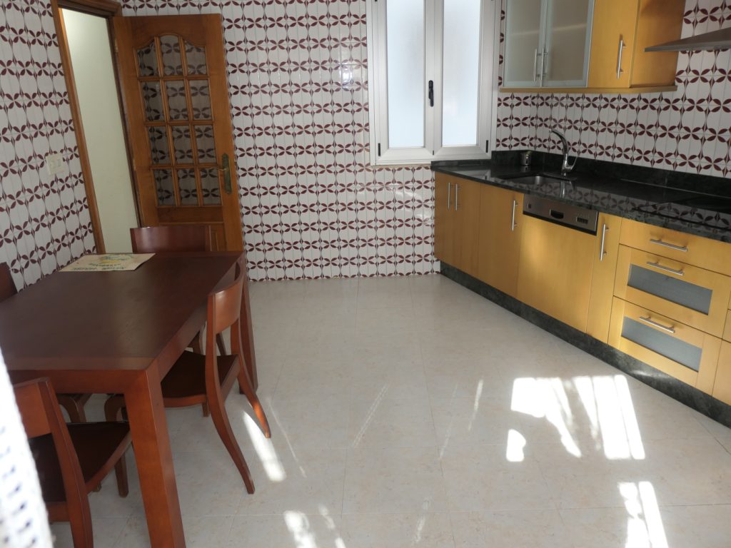 Piso de 5 dormitorios, Calle Conde