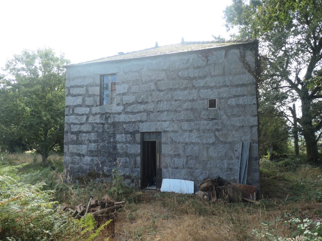 Casa de piedra con parcela edificable, A Revolta – Castroverde