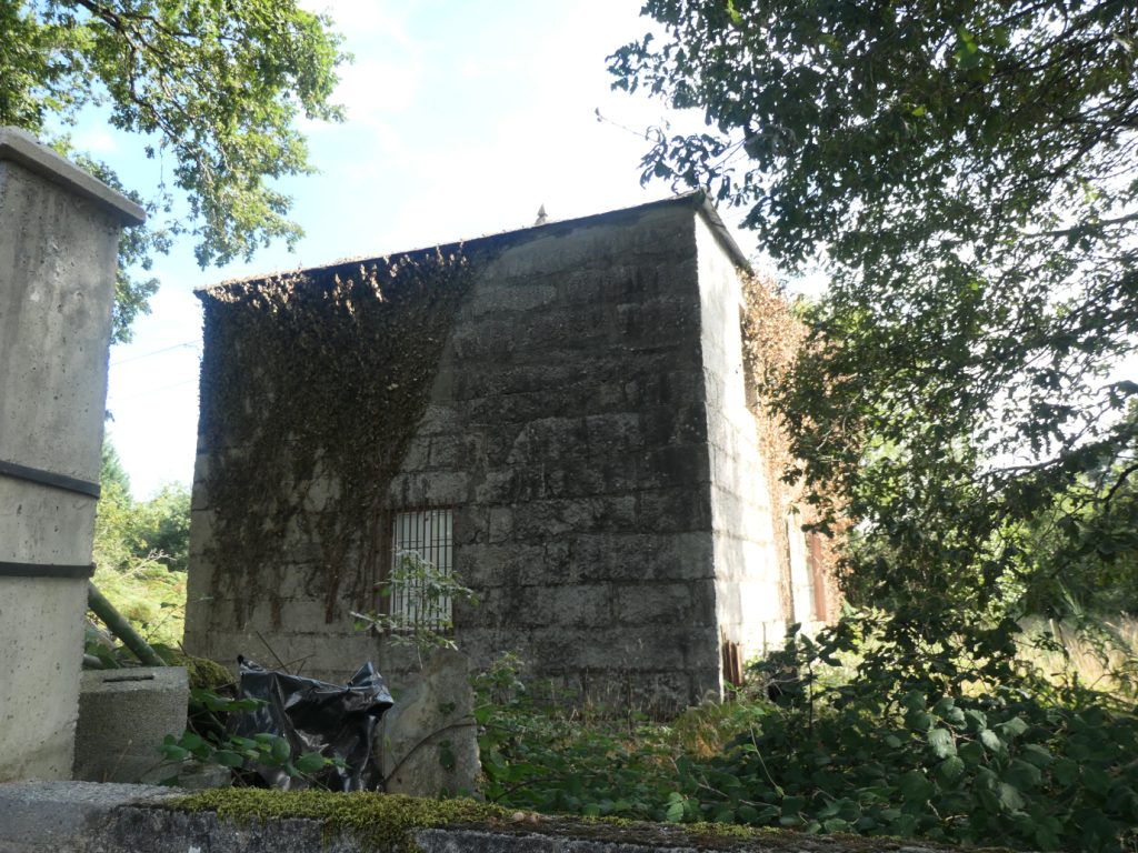 Casa de piedra con parcela edificable, A Revolta – Castroverde