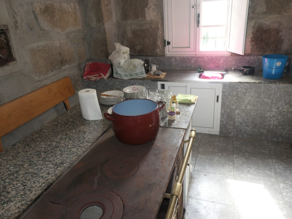 Casa de piedra con parcela edificable, A Revolta – Castroverde